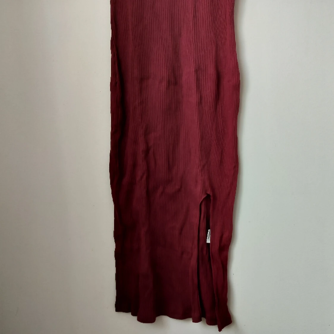 Oanvänd! Vinröd åtsittande vardagsklänning med slits - 92