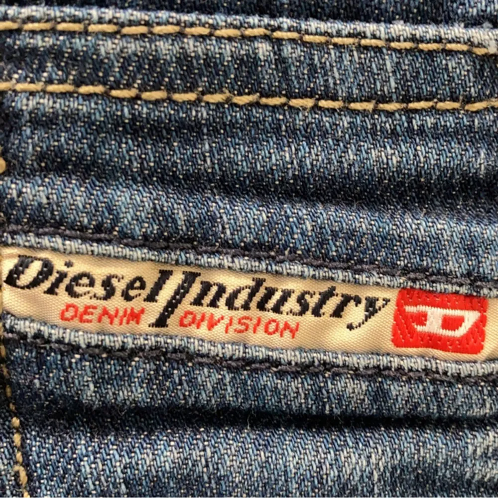 diesel jeans i storlek 27/32, midjemått runtom: 68 cm, innerbenslängd: 81 cm. i fint skick ⭐️ använd ”köp nu”. 6/2-2024. Jeans & Byxor.