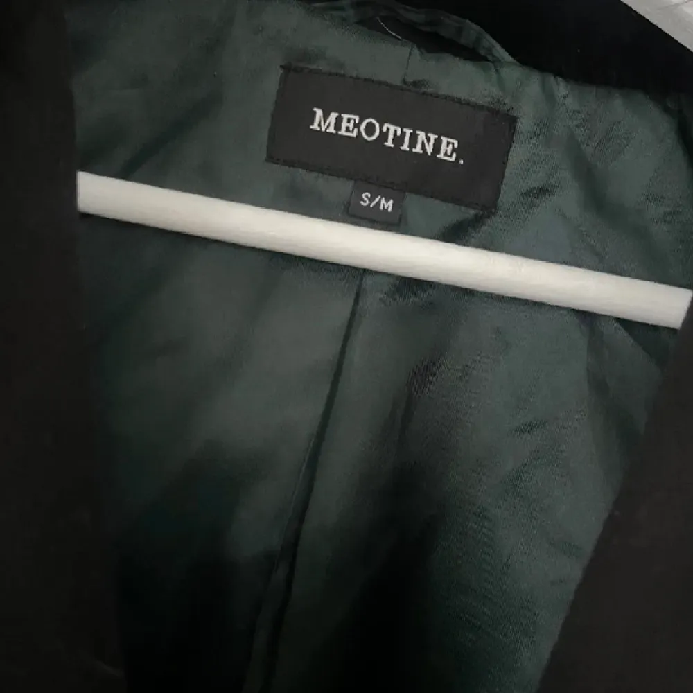 Säljer denna helt nya snygga kappan från meotine, den är endast testad.  ( säljs pågrund av fel storlek). Jackor.
