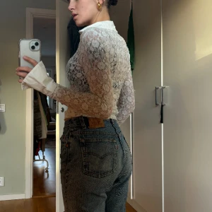 Mesh blus med vitt broderi - En söt blus från Gina i vitt mesh broderi, toppen skick storlek XS