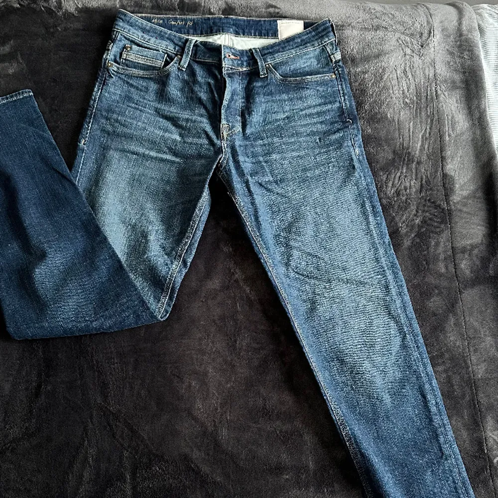 Knappt använda, köpta förra året  Modell på jeansen - mike  Storlek 31/34. Jeans & Byxor.