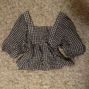 Babydoll topp - Supersöt blå/vit topp med puffärmar!💕 Använd några få gånger men som ny. Storlek S/M.