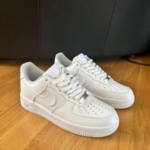 Air force one - Hej säljer mina air force som jag fått i present.jag har två par som är helt nya och finns i storlek 42 och 43 kontakta vid intresse.