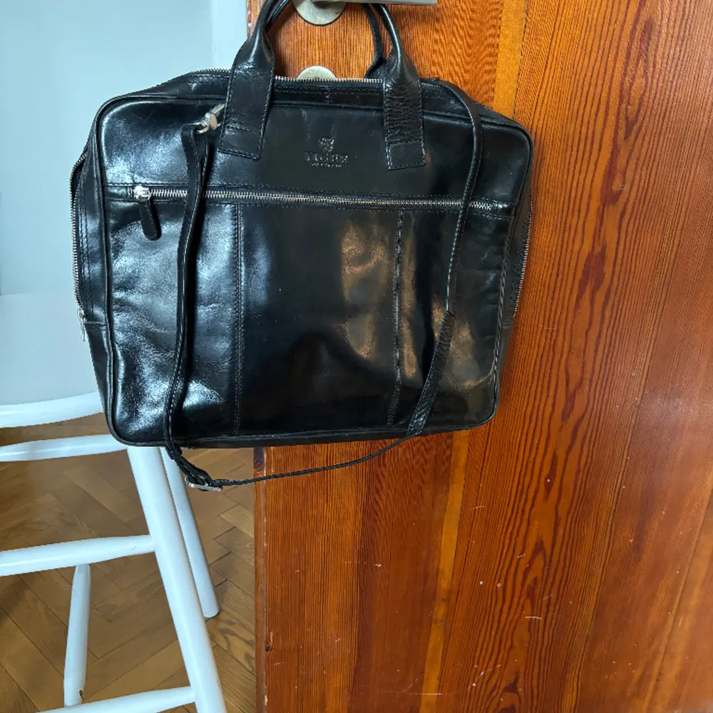 En snygg och rymlig svart  datorväska från Tiger i använt men bra skick.  . Väskor.