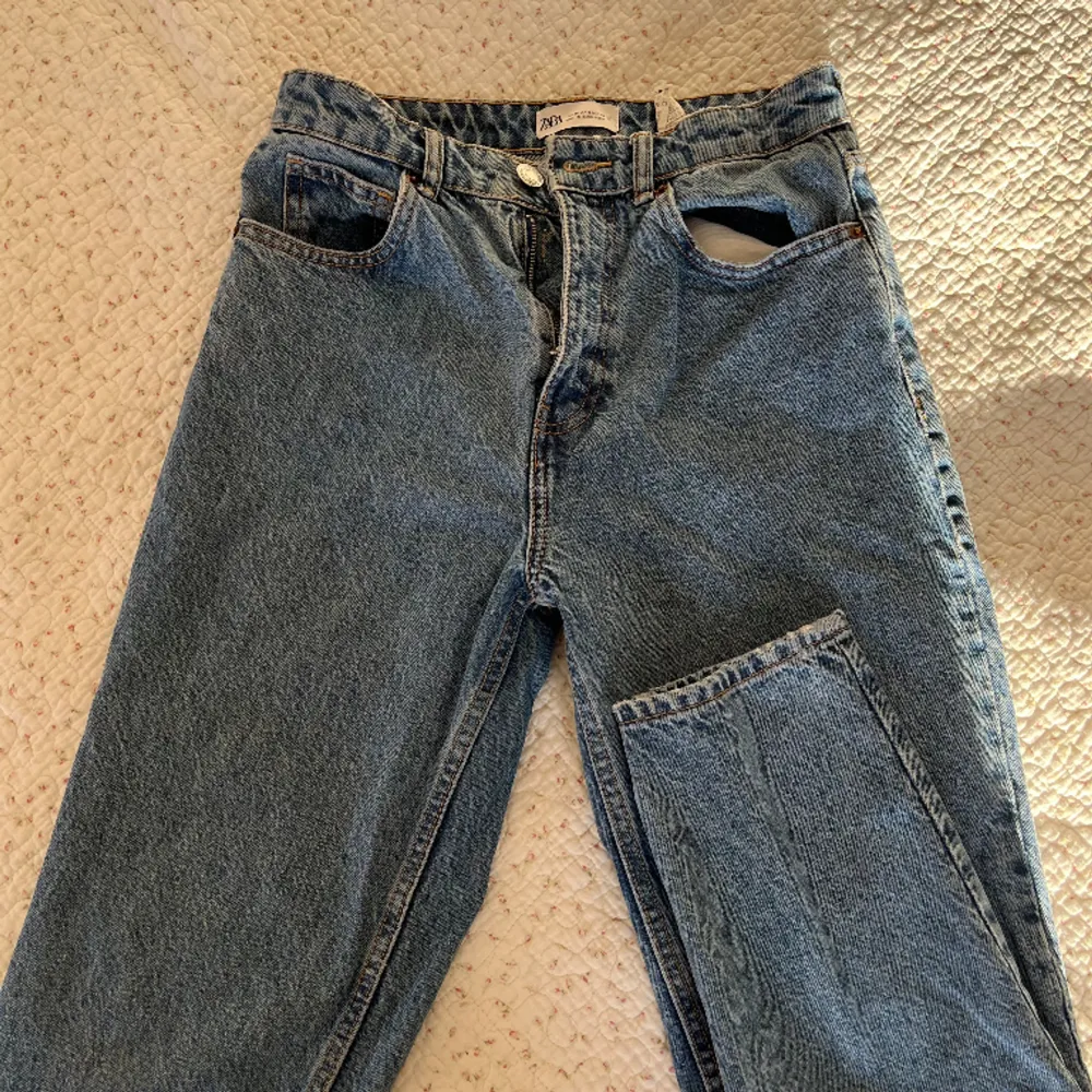 Jeans från Zara som endast har använts ett fåtal gånger pågrund av att de är lite för små för mig🥰 Har en smickrande passform😊. Jeans & Byxor.