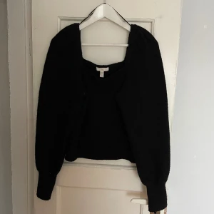 Stickad tröja - Jag säljer denna söta stickade tröjan, jag älskar den verkligen men den kommer tyvärr inte till min användning längre. ❤️