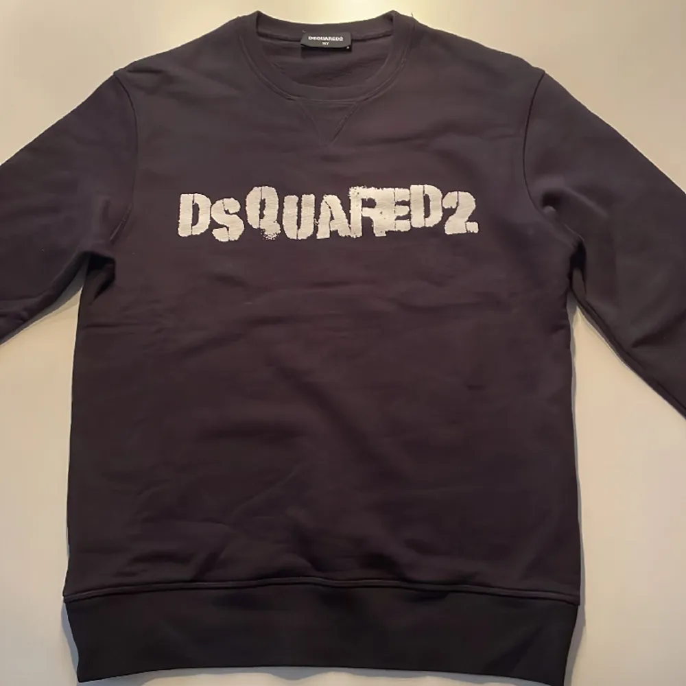 Säljer en Dsquared2 tröja i nyskick den har används en eller två gånger. Storleken är 14y men motsvarar xs säljer den eftersom den är för liten för mig.. Tröjor & Koftor.
