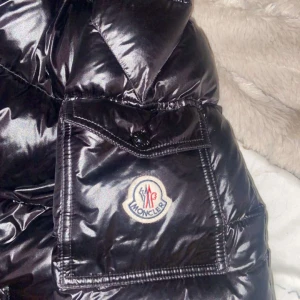 Moncler - Den är helt ny! har köpt en ny jacka darför jag säljer den här för billigare. Riktiga priset är 11000. dm om ni vill ha den för billigare. frakt funkar också