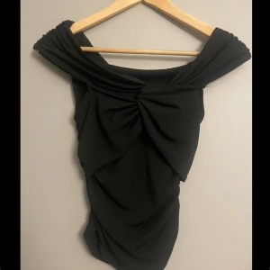 Topp - En svart lite kroppad off-shoulder tröja. Köpt från bikbok och använd en gång! Skriv för fler bilder💕