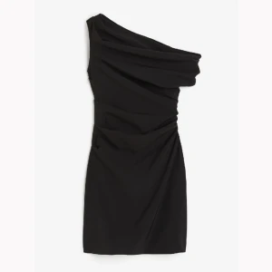 Klänning - Jättefin klänning som är helt slutsåld, råkade beställa två så helt oanvänd.   Nypris 400kr