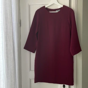 Klänning från COS.  - Oanvänd klänning från COS. Knälång och 3/4 ärm. Vida ärmar. Rak passform. 