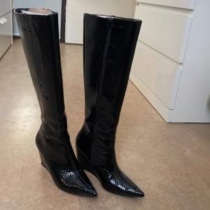 Super snygga boots med ormskinn imitation, perfekta för att få till outfiten🖤🪩. Bara använda en gång då de var för små för mig. Klacken är ca 3cm och de var ca upp till mina knän. Skriv om ni har några frågor😊