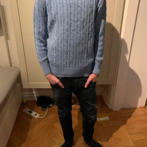 Ralph Lauren tröja  - Säljer denna Ralph Lauren tröja i superbra skick. Sitter jättesnyggt på både tjejer och killar!💗
