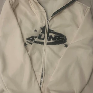 4tune hoodie - Denna hoodie har en dragkedja som går hela vägen upp till luvan på den. I bra skick, aldrig använt den. Om du inte kan säga, det finns en lite katthår men jag ska se till att tvätta. Den ny och alldeles för stor för mig. jag rekommenderar det mycket.