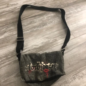 Söt axelväska - Jätte cool väska som är smidig att ha med sig! Den är i helt okej skick💗☺️