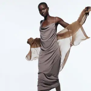 Superfin klänning från Zara, helt oanvänd!💛