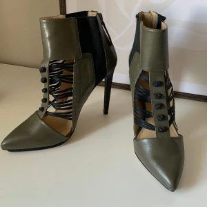 Högklackade skor 39 - Ett par GX by Gwen Stefani. Använda 2 ggr med strumpor. Storlek 39