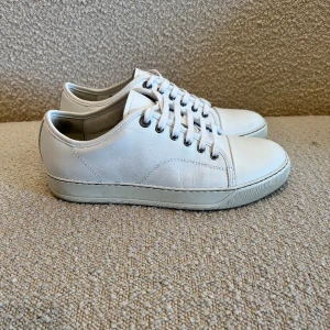 Lanvin helvit - Helvita lanvin superbra skick 10/10 använda endast en gång. Snabb leverans🚚