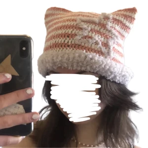 Virkad kattmössa - Jättesöt virkad kattmössa i färgerna vit och laxrosa. Kan mötas i Stockholm och Uppsala