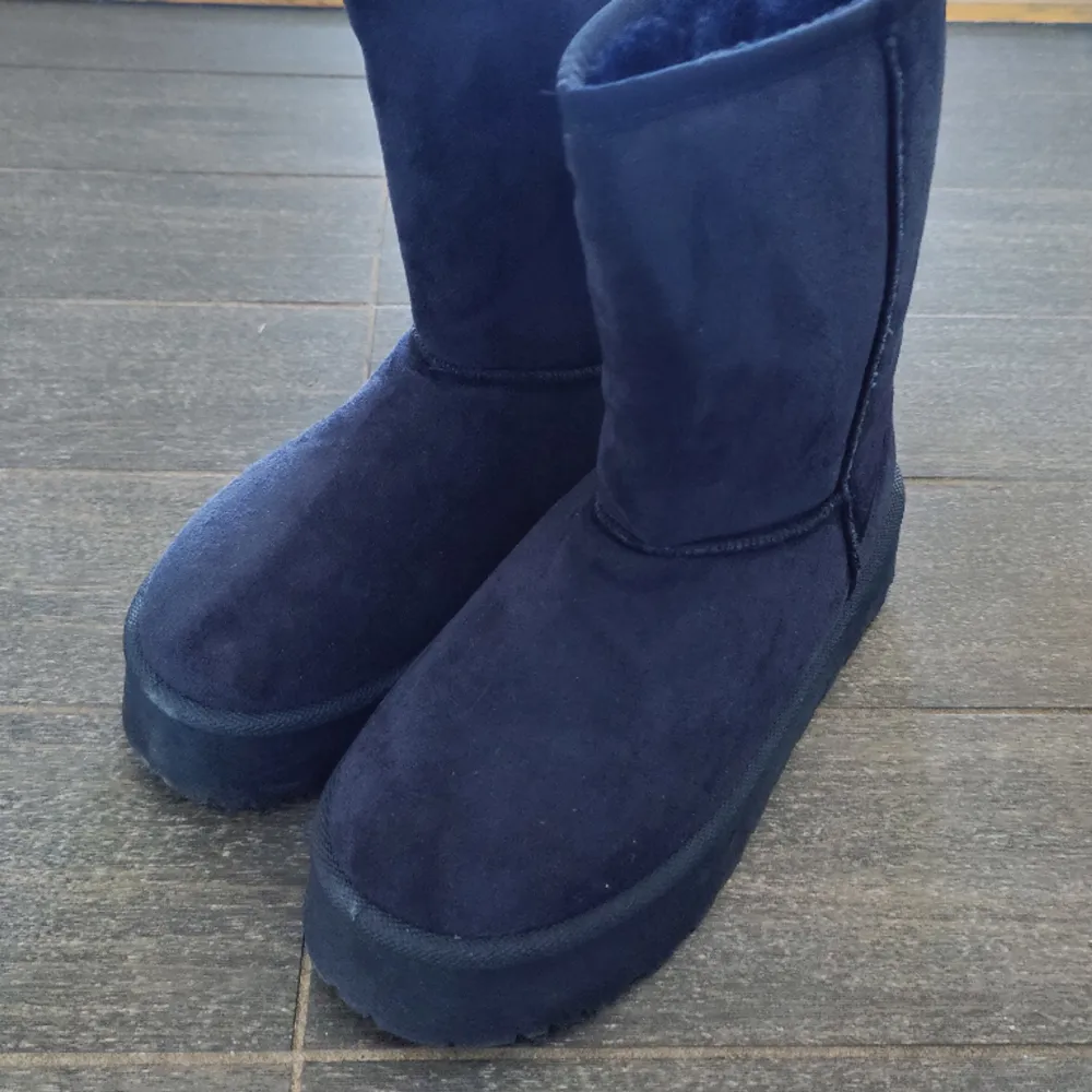 Helt nya vinterskor, fake uggs, mörkblåa. Superfina, endast testade och tyvärr för små. Storlek 39. Köpta för 599 kr, ge gärna förslag på pris! Vill bli av med dom så det är först till kvarn!💓. Skor.