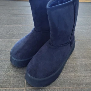 Uggs - Helt nya vinterskor, fake uggs, mörkblåa. Superfina, endast testade och tyvärr för små. Storlek 39. Köpta för 599 kr, ge gärna förslag på pris! Vill bli av med dom så det är först till kvarn!💓