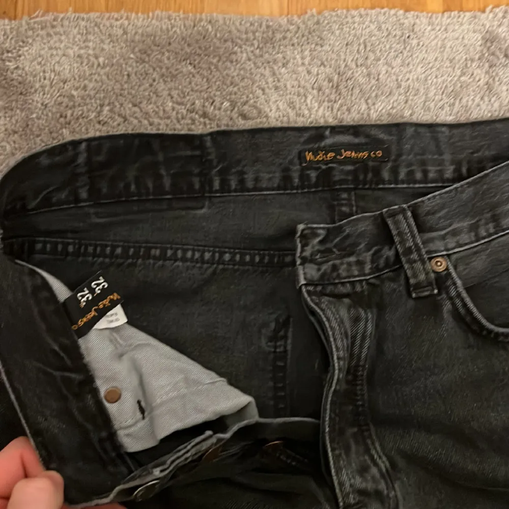 Köp 2 par nudie jeans för bara 1400kr. Går även att köpa ett par för 800kr. Jeansen är i väldigt bra skick och har livsgaranti för lagning av jeansen på nudie jeans affärer. Ena byxan är ljusblå och den andra svart.   Kontakta vid köp av ett par.. Jeans & Byxor.