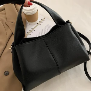 Väska - fin väska, perfekt till skolan. används inte längre. köpt för ca. 160kr. 