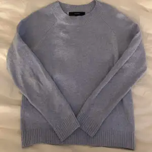 En fin blå stickad tröja i str Xs från Vero moda! Använd ett par fåtal gånger.  Tar frakt.