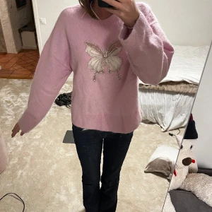 Rosa stickad tröja - Säljer min JÄTTEFINA stickade tröja från other stories!!! Köpt för 1200💕💕Har linne under på andra bilden