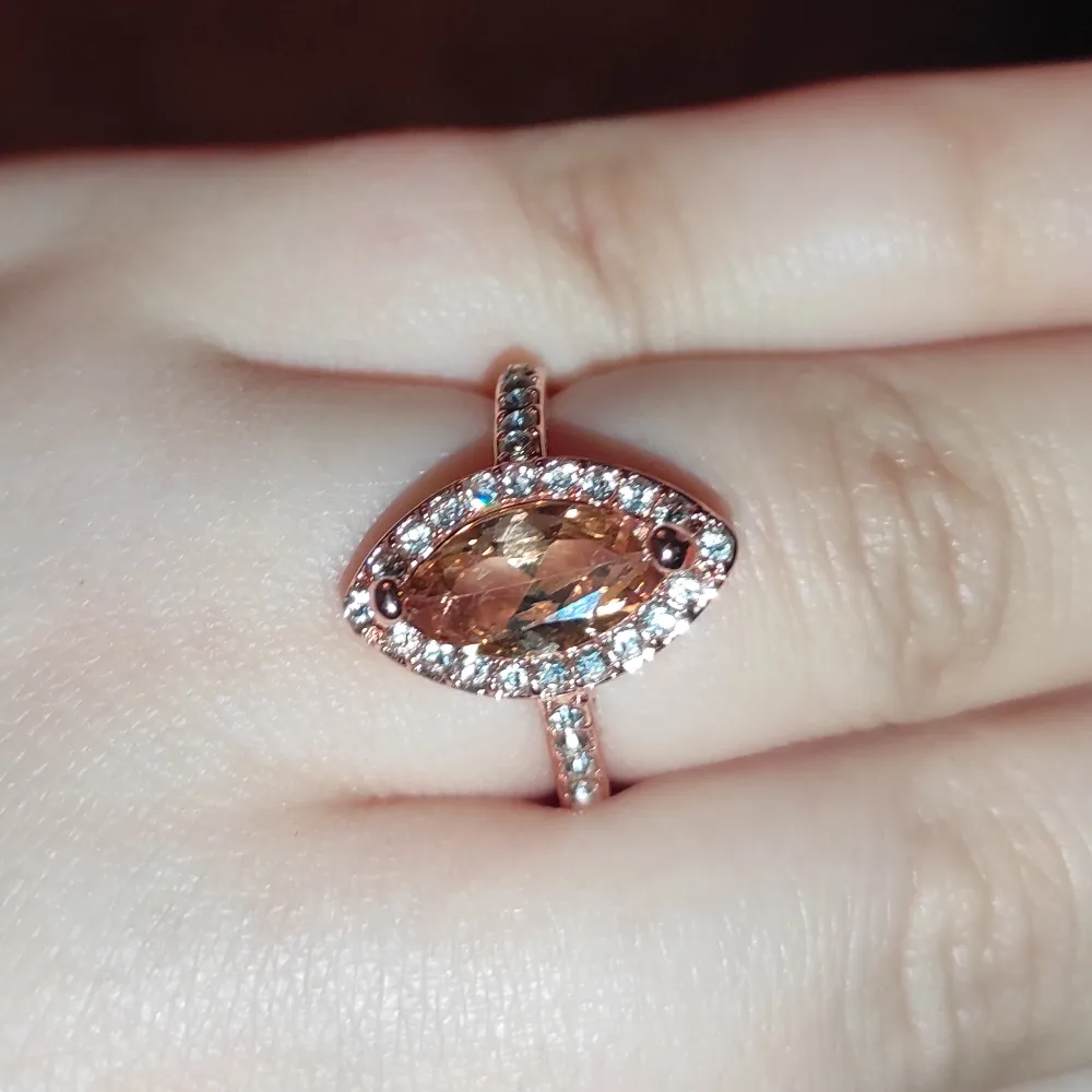 Jättefin rosegold ring! Den är rostfritt och är väldigt Shiny ✨ kontakta för mer frågor! 😘❤️. Accessoarer.