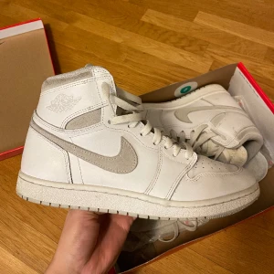 Jordan 1 high neutral grey 85’ - Nike Jordan 1 high neutral grey 85’ Cond 7,5/10 Size US10/EUR44 Box / kvitto från stock x finns 1200kr