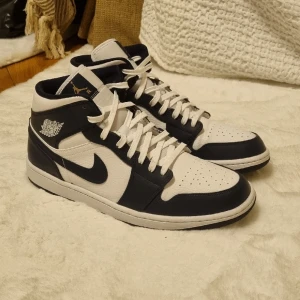 Jordan 1  - Jordan 1 skor i näst intill helt nyskick. Använda endast 1 gång och inte en enda fläck eller smuts på dem. Säljer de för jag aldrig använder de då jag har ett annat par Jordans jag använder mer. De är såklart äkta och kvitto finns!Pris kan diskuteras