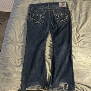Bootcut true religion jeans inköpta från benim denim, ända felet är heeldragen notera bild 1! Priset är diskuterbart! Skriv gärna om ni vill ha fler bilder eller har andra frågor!