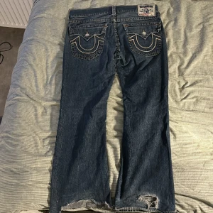 True Religion Jeans - Bootcut true religion jeans inköpta från benim denim, ända felet är heeldragen notera bild 1! Priset är diskuterbart! Skriv gärna om ni vill ha fler bilder eller har andra frågor!