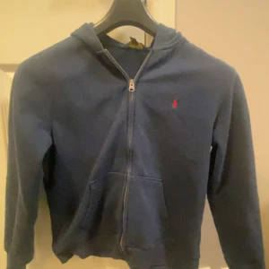 Ralph lauren zip - Tja Säljer nu min Riktigt feta polo zip i marinblå skick 9-10 skriv för fler frågor😊👍