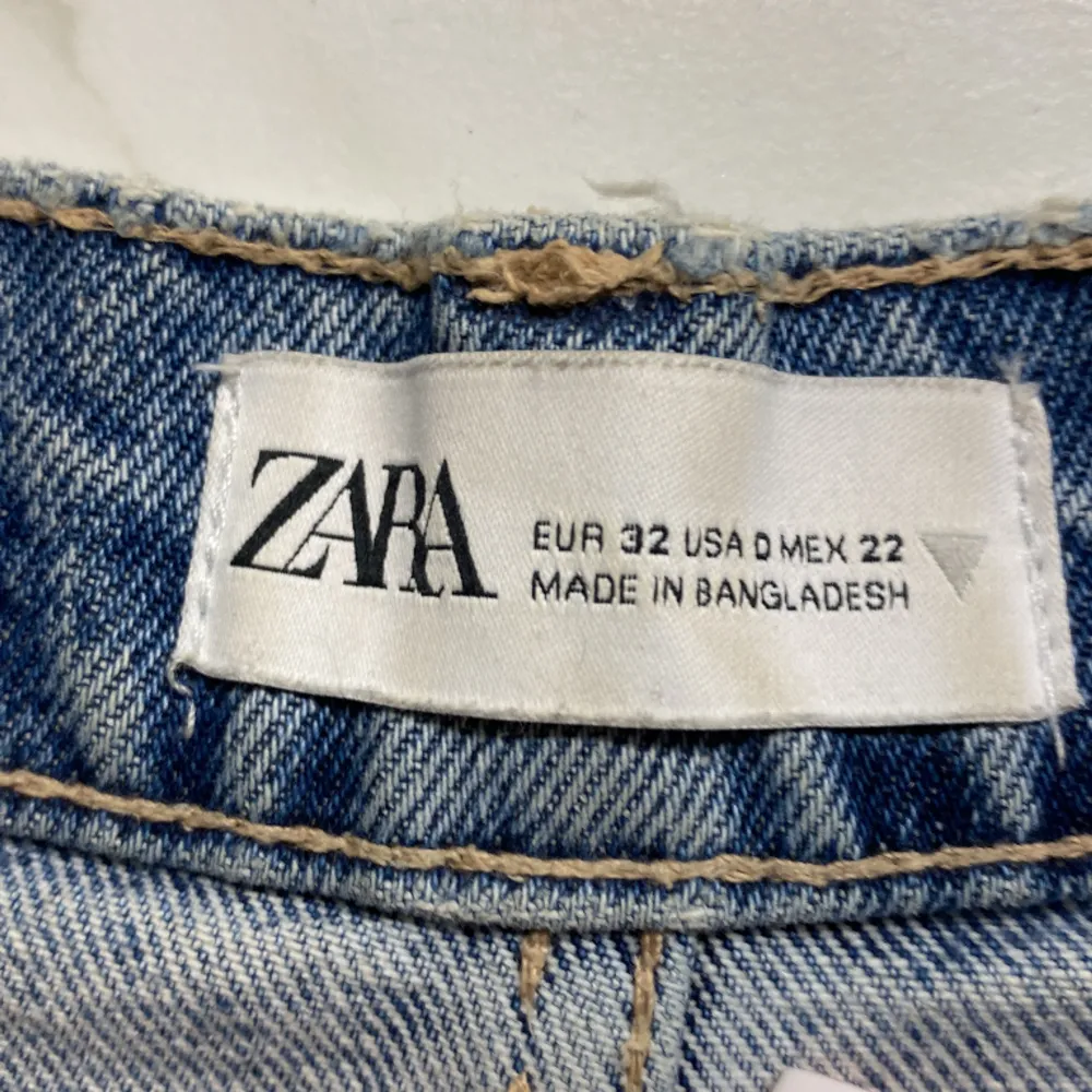 Jeans shorts från Zara som jag säljer pga att jag vuxit ur dom. Hålen och slitningarna är dom köpta med. Dom är köpta från Zara.  Köpta för 300, nypris 80. Shorts.