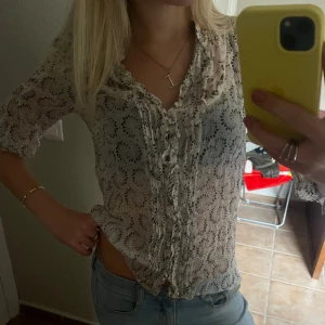 Blus - Jättesnygg blus från zara som är mönstrad, liknande leopardmönster💕✨