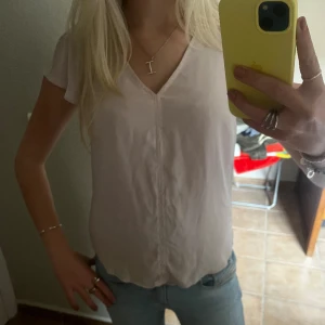 Blus - Söt ljusrosa/lila blus med volanger vid ärmarna🤗