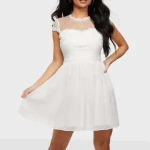 Säljer en vit klänning från Nelly! passar super bra till exempelvis studenten. Endast använd vid ett tillfälle, skickar egna bilder vid intresse! Nypris:499