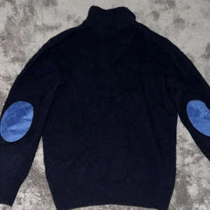 Marinblå halfzip - Snygg halfzip tröja i storlek S. 80% bomull