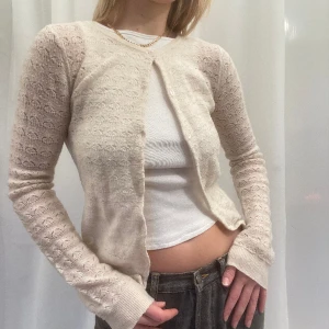 Stickad kofta - Såååå fin! ! Skriv om pris, köper du mer så kan vi fixa nåt:)