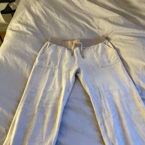 Juicy couture  - Säljer min juicy för att dom är för stora och inte kommer till användning.