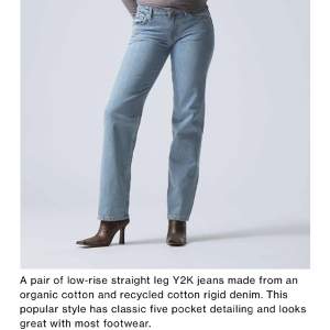 Jeans från weekday i modellen arrow low & färgen Novel Blue. Midja 28 och längd 32 :) 
