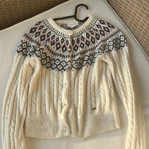 Super fin kofta - Väldigt fin och bekväm kofta. Den är super gullig på