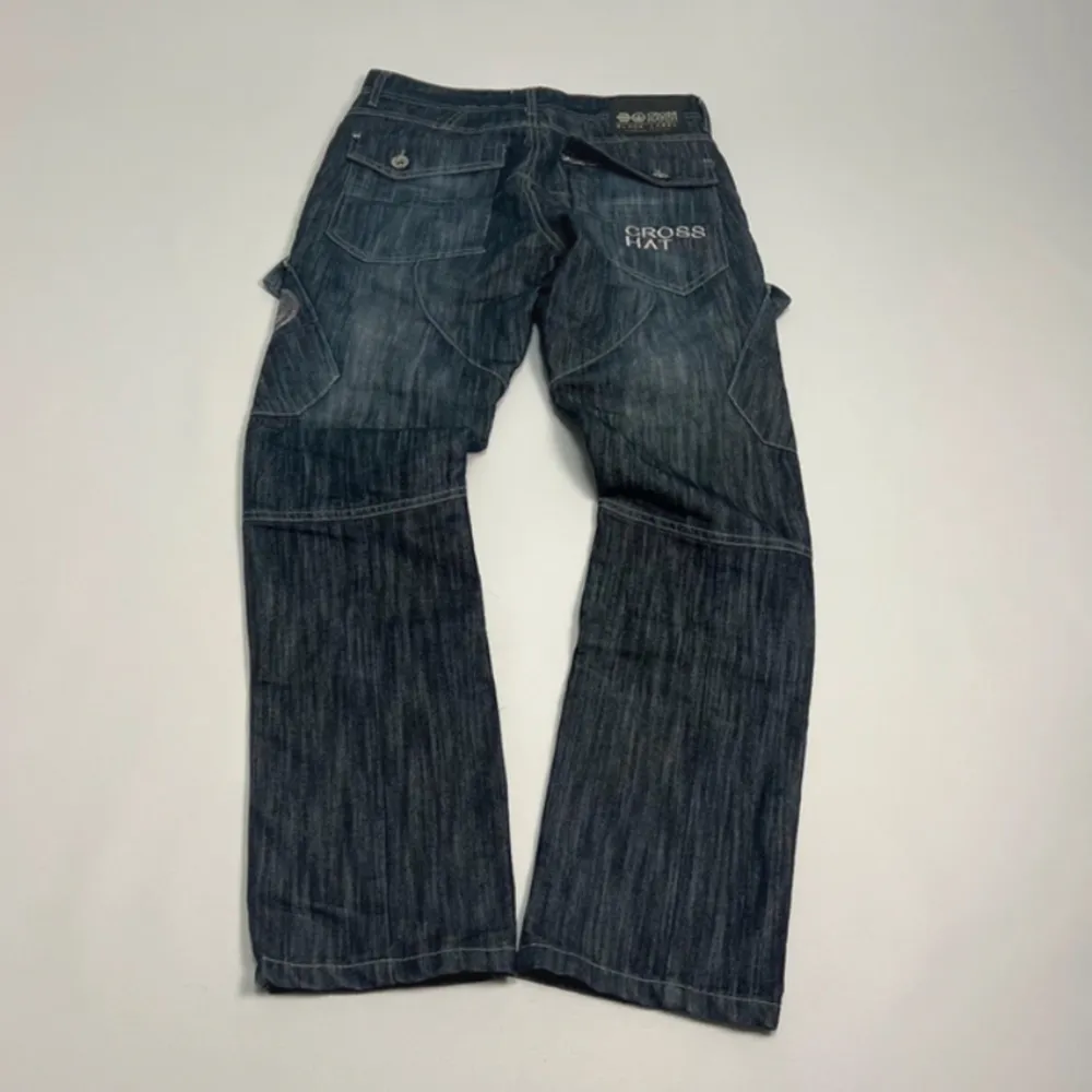 snygga jeans som är för små för mig, så kan inte ta bild på. FÖRRA ÄGARENS BILDER‼️‼️ längd:103 cm  midjebredd:39 cm ben öppning 19 cm  lårben:29 cm . Jeans & Byxor.