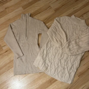 Stickade klänningar  - Ny skick använda 1 gång. Inköpta på hm båda är i storlek s  Klänning med dragkedja är beige och framhäver dina kurvor.  Den vita stickade klänningen har två slitsar på varje sida utav benen och är lite oversized i storleken. 