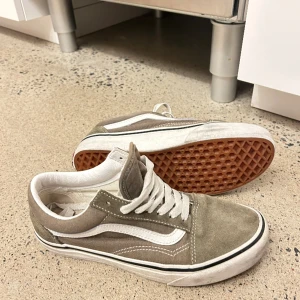 Vans skor - säljer mina vans då jag tröttnat på dom! Mörkgröna och så sköna, dom är absolut använda och finns vissa slitage, nypris 849kr 💗💗💗pris kan diskuteras !