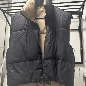 Väst - Mysig vår/höst väst från Zara, som man dessutom kan ha som både beige och svart. 