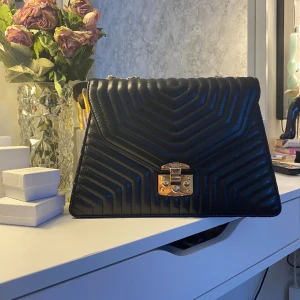 La Bella väska  - Säljer en jätte fin la Bella spider shoulder väska. Svart med guld detaljer. Bra skick och knabbt använd. Väldigt mycket plats. Nypris 1300💓