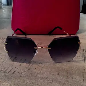 Säljer väldigt snygga & exklusiva nya solglasögon.  Pris endast 250:- Passa på att fynda…. 🌸🌸
